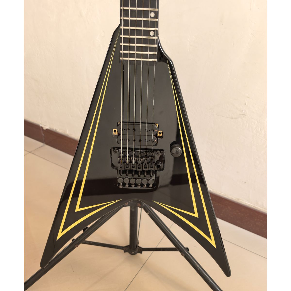 Spira V-420 BKY flying v elektrisch gitaar vooraanzicht body