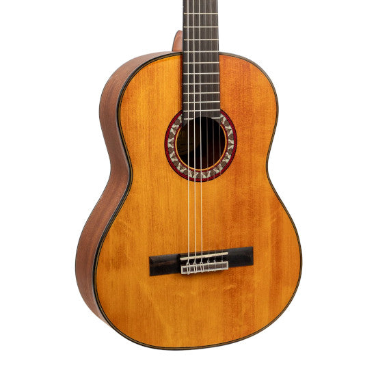 Valencia VC404 klassiek gitaar vooraanzicht body