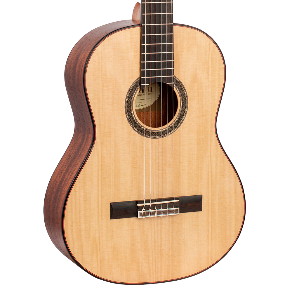 Valencia VC704 klassiek gitaar vooraanzicht body