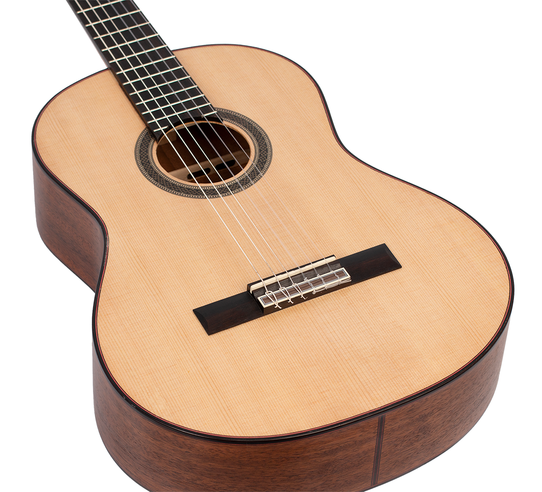Valencia VC704 klassiek gitaar schuin aanzicht